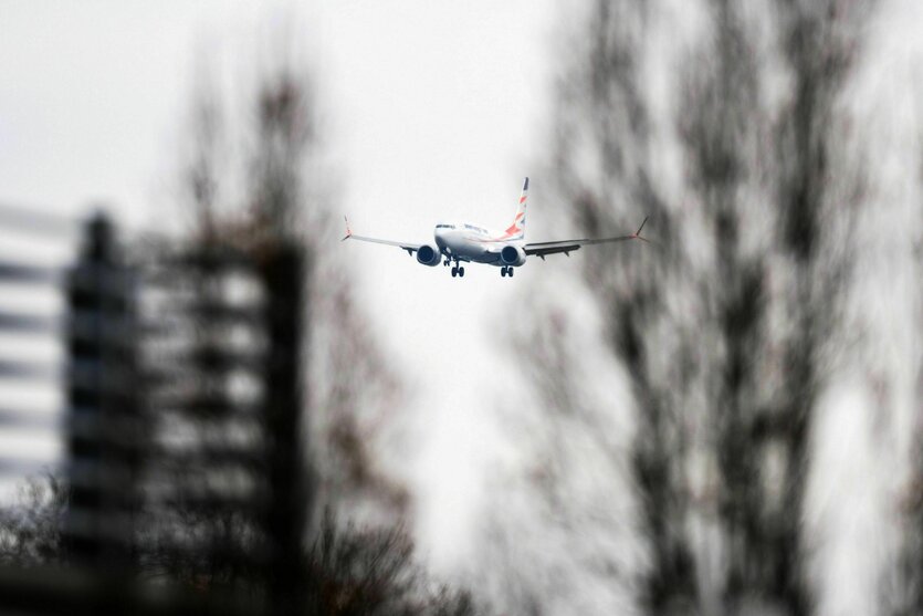 Ein Flugzeug landet am Flughafen Hannover