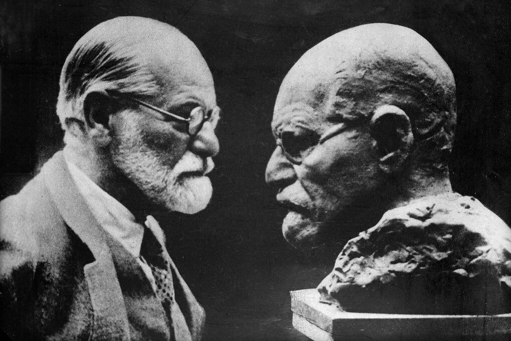 Sigmund Freud neben einer Büste seiner selbst