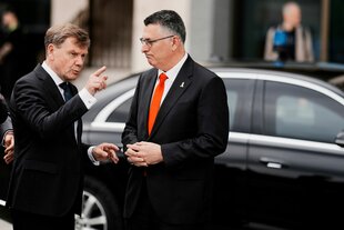 Zwei Männer in Anzügen