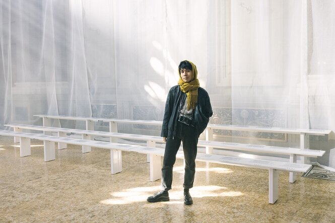 Ocean Vuong am rande einer Modenschau