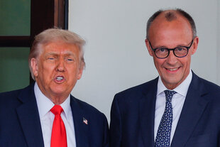 Trump und Merz, schauen dummdreist glotzen in die Kameras