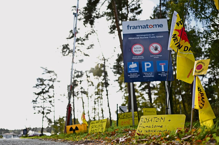 Protestschilder vor einem Schild von Framatome.