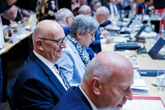 Dietmar Woidke (l, SPD), Ministerpräsident von Brandenburg, und Kai Wegner (ganz vorn, CDU), Regierender Bürgermeiser von Berlin, nehmen an der Ministerpräsidentenkonferenz teil