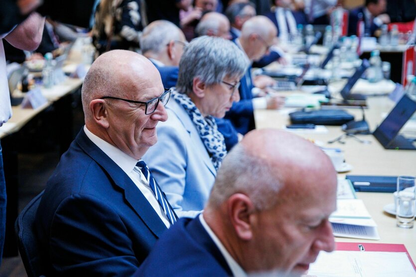Dietmar Woidke (l, SPD), Ministerpräsident von Brandenburg, und Kai Wegner (ganz vorn, CDU), Regierender Bürgermeiser von Berlin, nehmen an der Ministerpräsidentenkonferenz teil