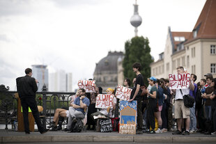 Eine Vorlesung unter freien Himmel als Protestaktion