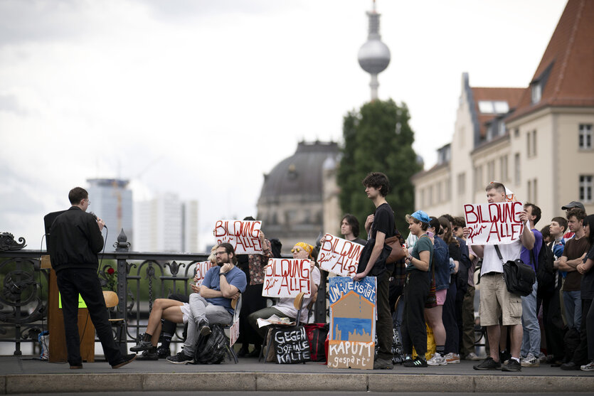 Eine Vorlesung unter freien Himmel als Protestaktion