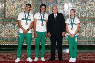 Imane Khelif mit dem algerischen Staatspräsidenten und zwei weiteren algerischen Olympiamedaillengewinnern