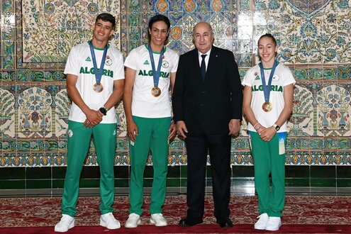 Imane Khelif mit dem algerischen Staatspräsidenten und zwei weiteren algerischen Olympiamedaillengewinnern