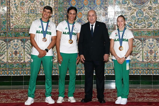 Imane Khelif mit dem algerischen Staatspräsidenten und zwei weiteren algerischen Olympiamedaillengewinnern