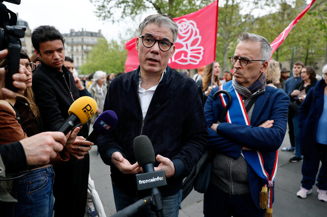 Olivier Faure spricht auf der Straße mit der Presse