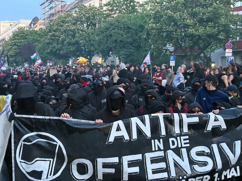 Vermummte Demonstrierende der Antifa am 1. Mai in Berlin