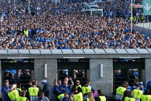 Fans von Arminia Bielefeld drängen sich am Einlass vor dem Olympiastadion