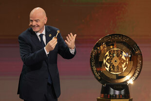 Gianni Infantino mit der neuen Trophhäe der Klub-WM