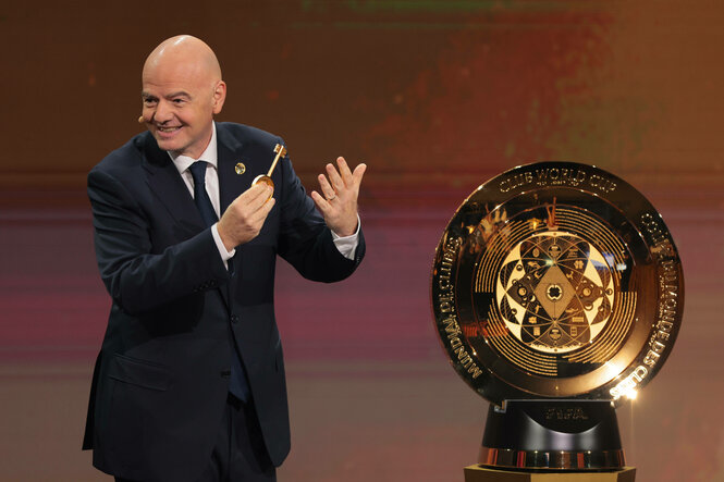 Gianni Infantino mit der neuen Trophhäe der Klub-WM