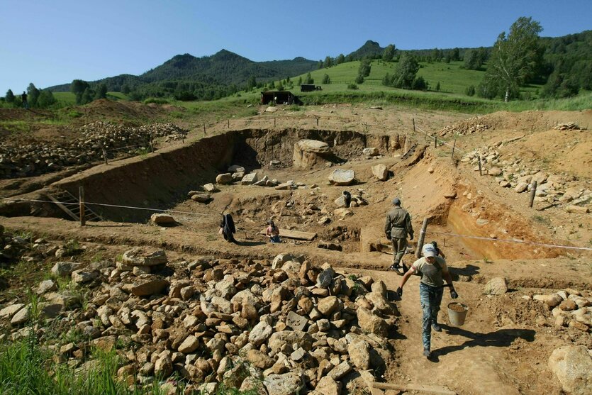 Archeologen in der Denisova Höhle