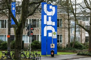 Ein Banner in Blau mit Schrift hängt vor dem Sitz der DFG