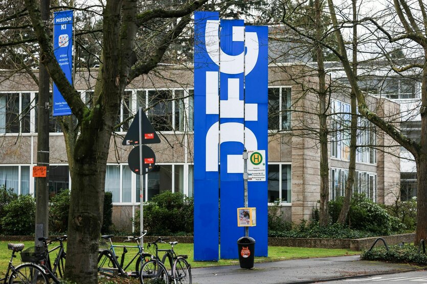 Ein Banner in Blau mit Schrift hängt vor dem Sitz der DFG