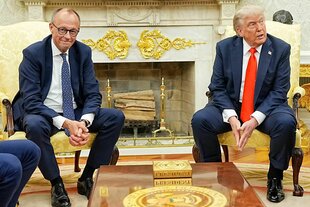 Merz und Trump sitzen im Büro des Präsidenten