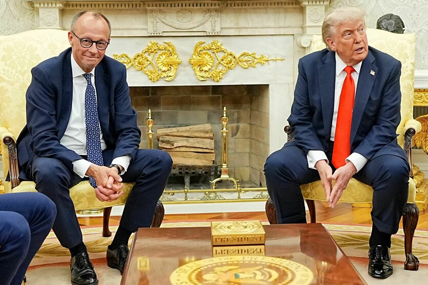 Merz und Trump sitzen im Büro des Präsidenten