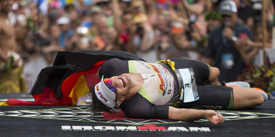 Sebastian Kienle - zawodnik triathlonu leżący zmęczony po skończonym wyścigu 