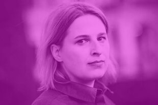 Porträt der Politikwissenschaftlerin Natascha Strobl. Sie blickt konzentriert in die Kamera. Das Bild ist monochrom in kräftigem Violett, der Markenfarbe des Dissens-Podcasts, eingefärbt.