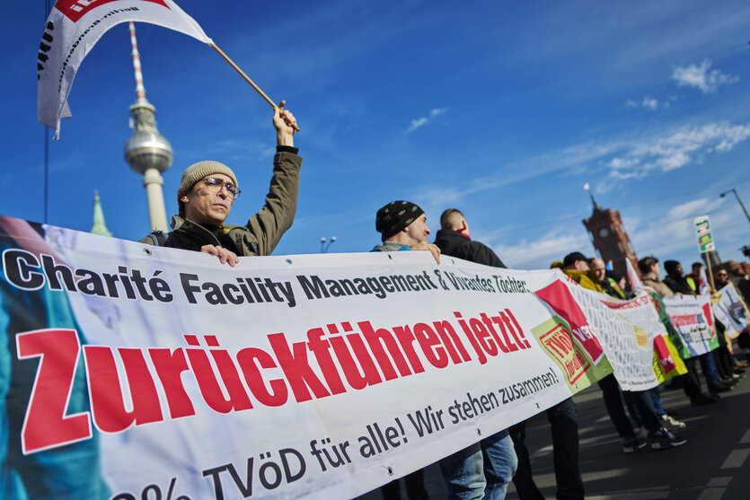 Demo-TeilnehmerInnen Ende Mai mit Transparent "Zurückführen jetzt – TVÖD für alle"