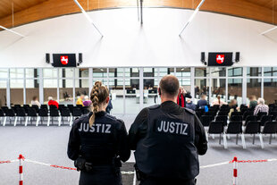 Die zum Hochsicherheits-Gerichtsaal umgebaute Reithalle in Verden