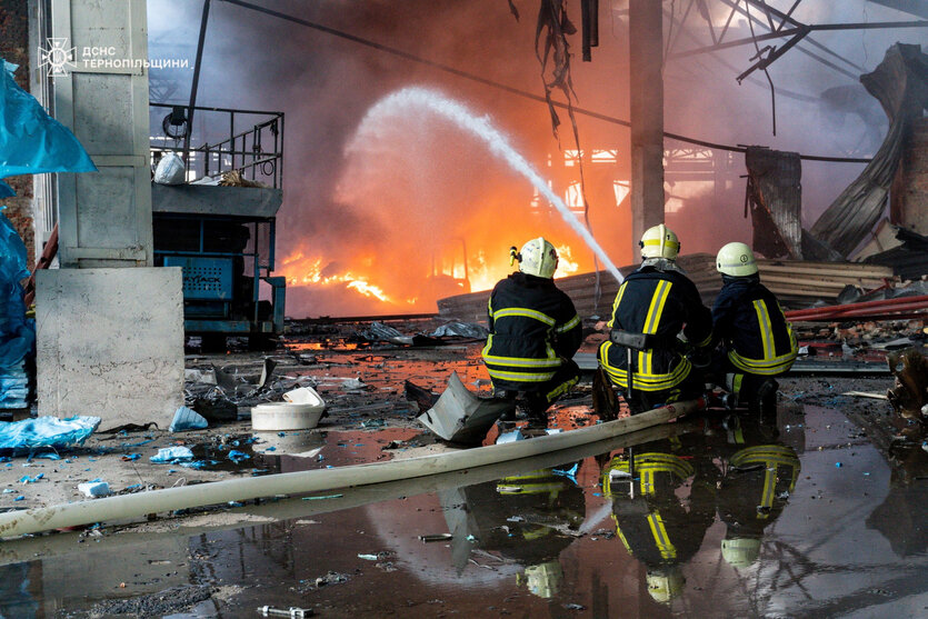 Feuerwehrleute löschen Feuer auf dem Gelände einer Industrieanlage in Ternopil