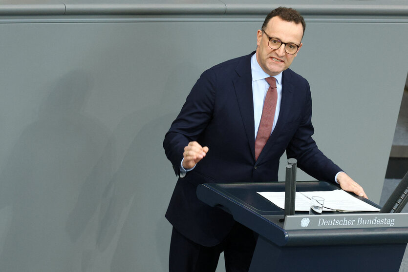 Jens Spahn trägt einen Anzug und hält eine Rede im Bundestag