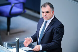 Christos Pantazis (SPD) am Rednerpult im Bundestag
