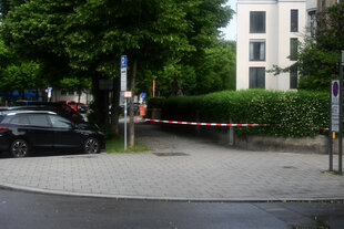 Ein Absperrungsband der Polizei sperrt den Bereich eines Gehwegs in der Nähe der Theresienwiese in München ab