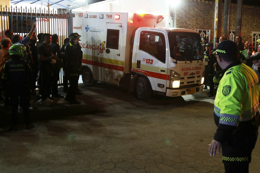 Ein Krankenwagen verlässt das Krankenhaus Medicentro in Kolumbien