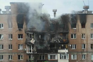 Schwarzer Rauch steigt aus einem Wohnhaus empor, das bei einem russischen Angriff getroffen wurde