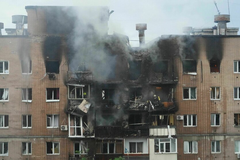 Schwarzer Rauch steigt aus einem Wohnhaus empor, das bei einem russischen Angriff getroffen wurde
