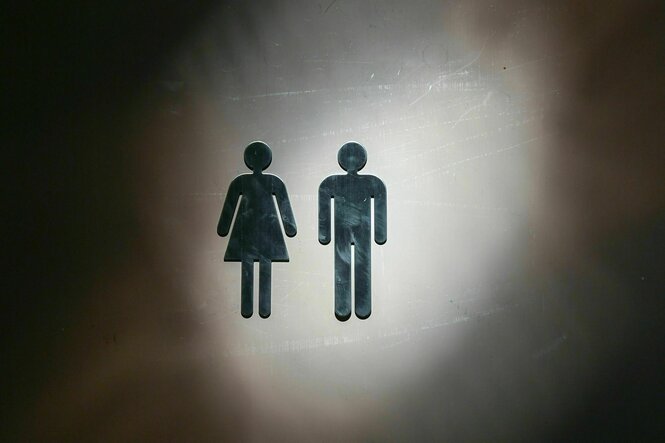 Ein Logo-Symbol für Frau (links) und Mann (rechts)