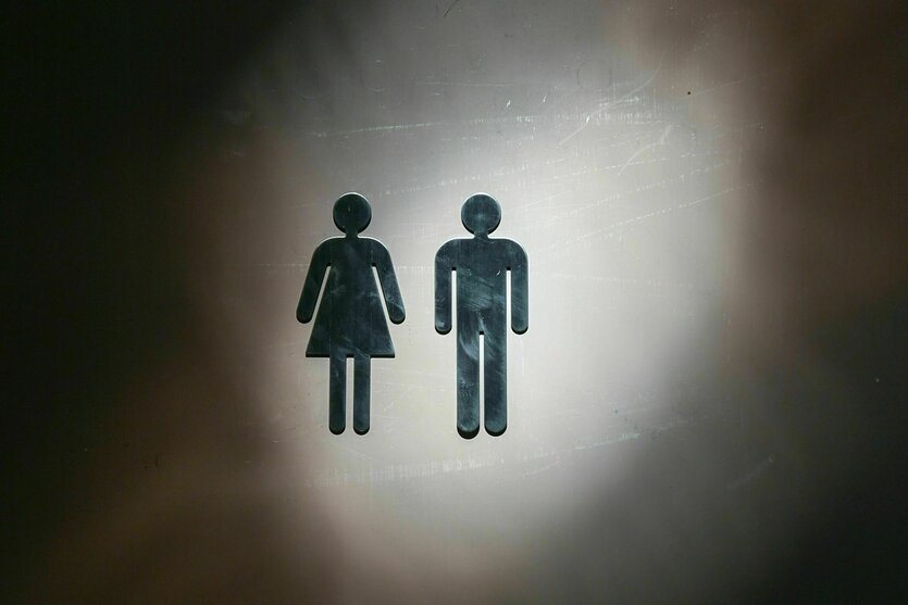 Ein Logo-Symbol für Frau (links) und Mann (rechts)