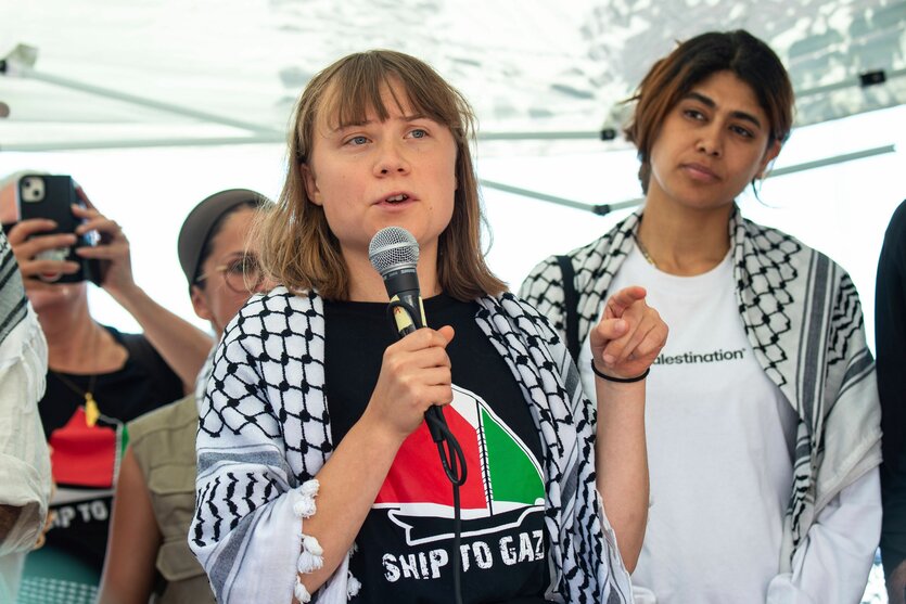 Die Klimaaktivistin Greta Thunberg und andere Aktivisten einer Menschenrechtsorganisation vor ihrer Abreise