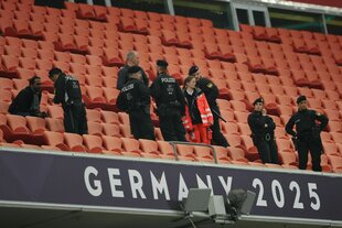 Polizeibeamte auf der leeren Tribüne im Stadion