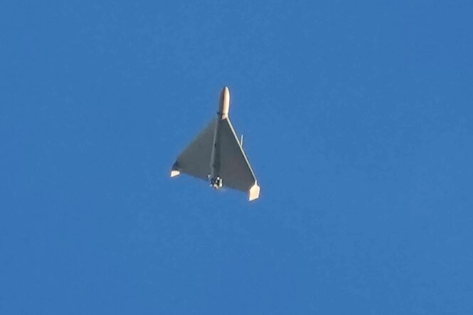 Flugzeugartige Drohnen vor blauem Himmel