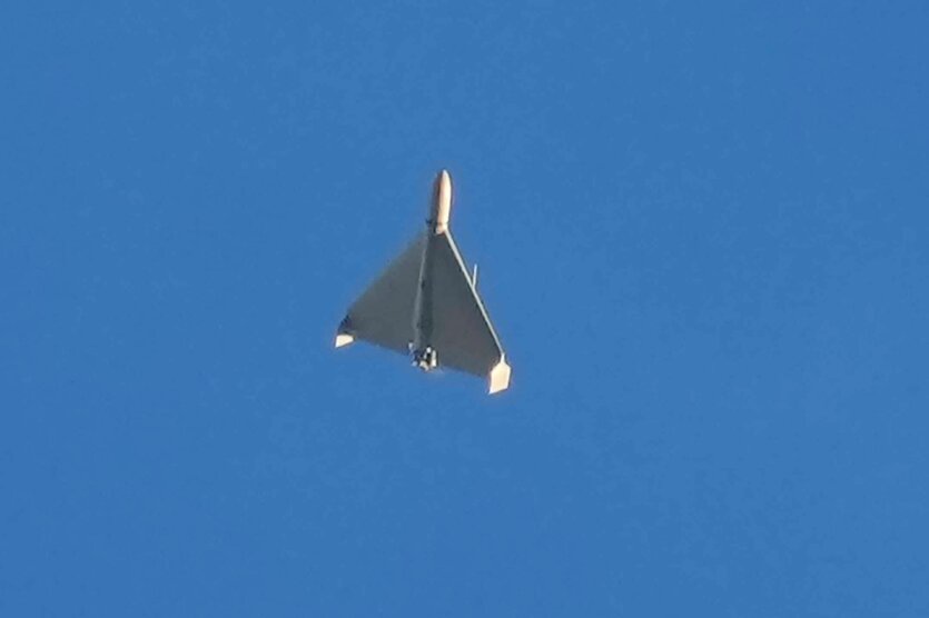 Flugzeugartige Drohnen vor blauem Himmel