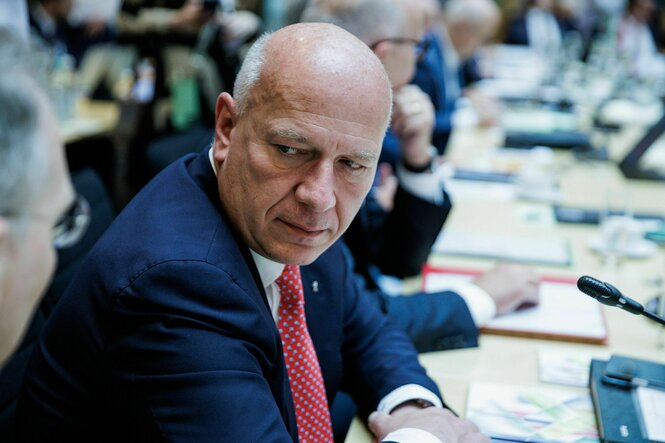 Berlins Regierender Bürgermeister Kai Wegner (CDU) sitzt an einem Tisch