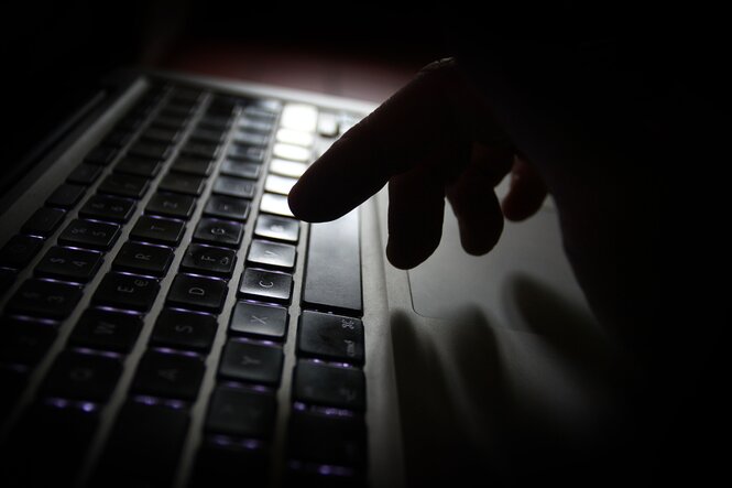 Eine Hand auf einer Computertastatur