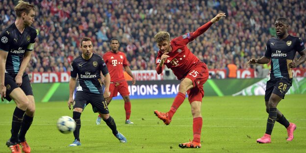 Thomas Müller schießt ein Tor gegen den Arsenal FC