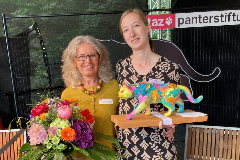 Christina Freunscht und Zora Tischner von Kaiserslautern gegen Rechts bei der Preisverleihung in Halle