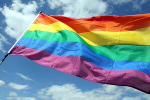 Regenbogenfahne im Wind