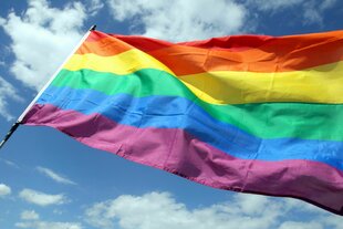 Regenbogenfahne im Wind