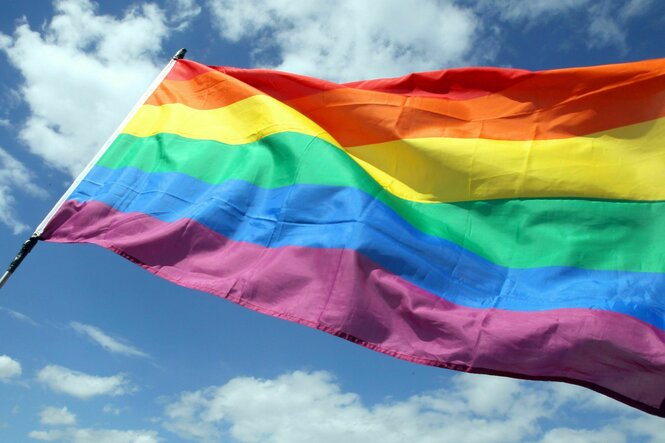 Regenbogenfahne im Wind