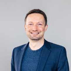 der Autor mit blauem Pullover und Jacket
