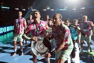 Berliner Handballer mit der Meisterschale vor den mitgereisten Fans