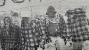 Ein Schwarz-weiß-Foto mit vermummten Jugendlichen